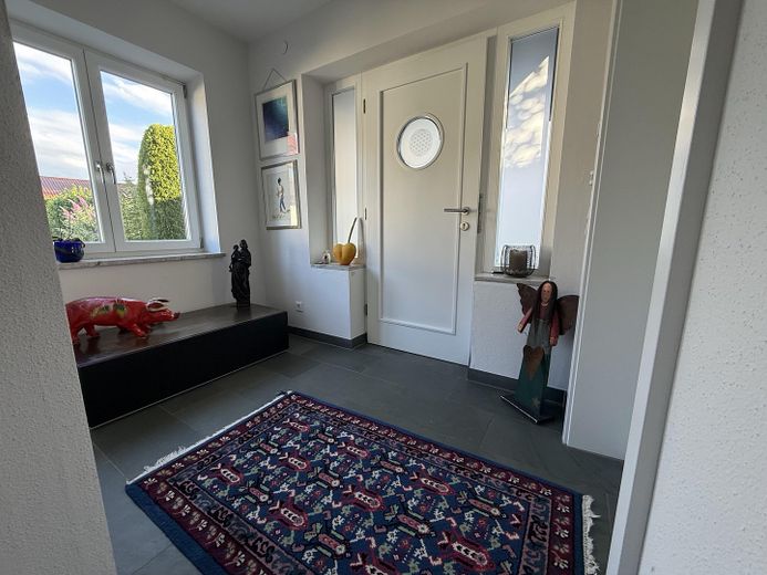 Modernes Einfamilienhaus mit freiem See- und Bergblick Nähe  Prien – Eingangsbereich