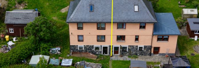 Affascinante casa bifamiliare con ampio terreno in tranquilla posizione collinare