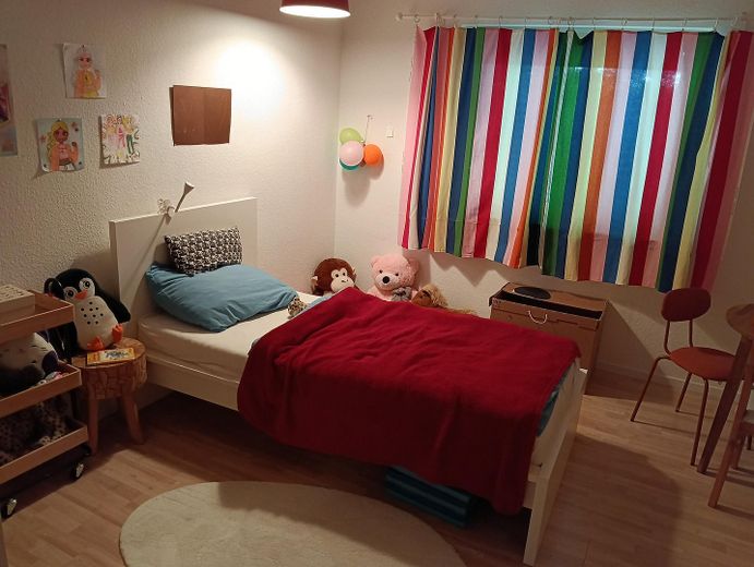2 Zimmer Erdgeschoß mit kl. Terrasse – Kinderzimmer