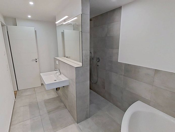Moderno y espacioso piso de 3,5 habitaciones con TERRAZA y COCINA INTEGRADA en el oeste de Stuttgart – Ansicht II: Bad