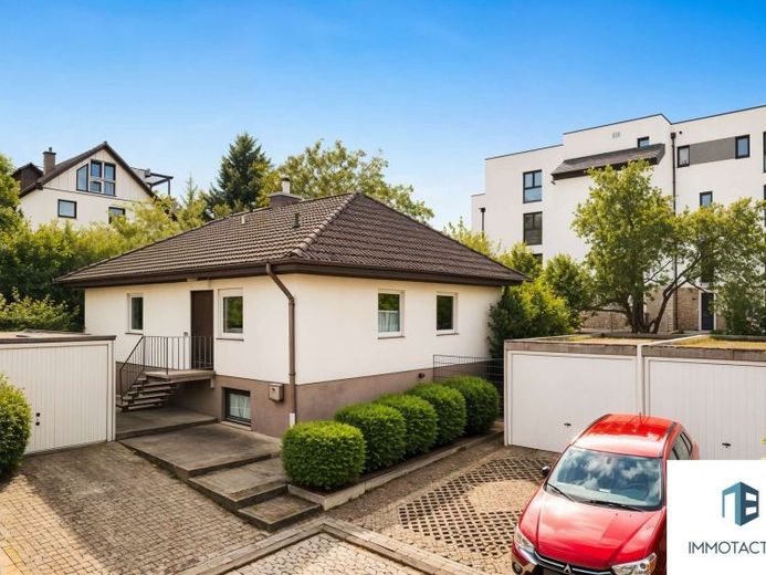 Eingefriedeter Bungalow mit großem Garten, zusätzlichem Wohnraum & drei Garagen in Bad Kreuznach – Foto 1