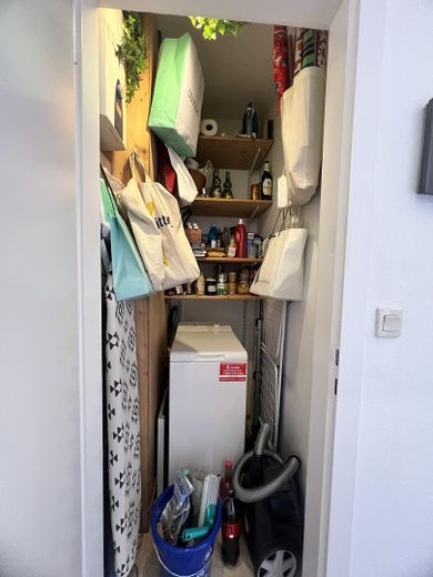 Bez prowizji - jasne mieszkanie na ostatnim piętrze z balkonem, w odległości spaceru od stacji AKN. – Abstellraum