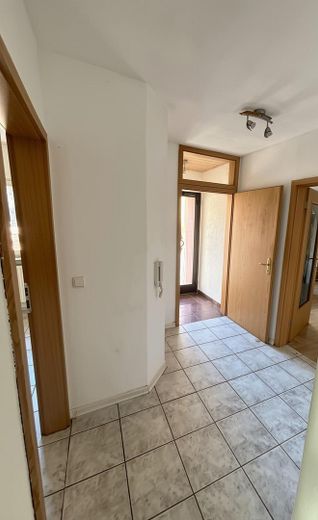 Su propia entrada junto al Meno – 3 habitaciones, disponible de inmediato – Flur/Windfang
