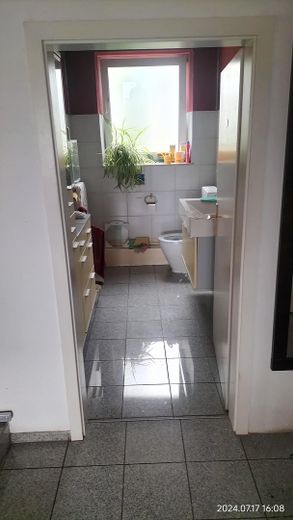 Toilette mit Waschplatz