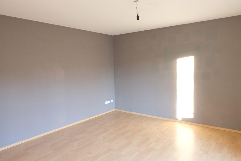 Helle Dachgeschosswohnung mit Loggia, Stellplatz und Wohlfühlfaktor in Langenzenn – Wohnzimmer