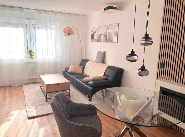 Moderne 3,5-Zimmer-Maisonette möbliert mit Heimkino, Wallbox & Klimaanlage – OG: Wohnzimmer