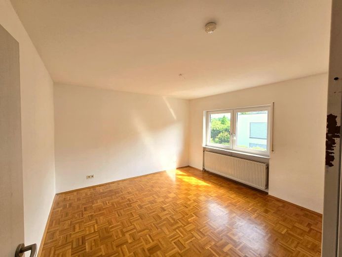 helle & ruhige 3-Zi Whg mit Blick ins Grüne – Schlafzimmer