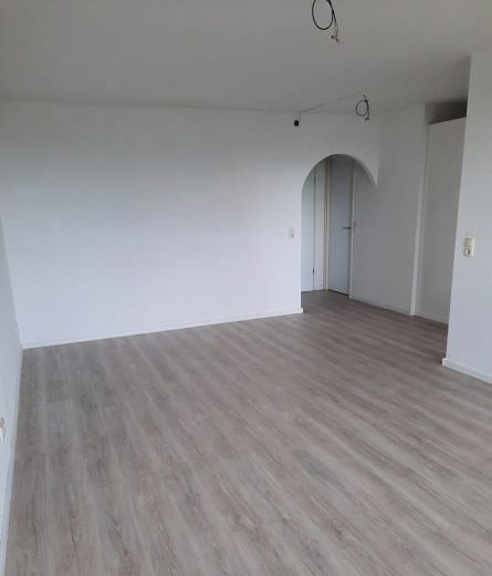 Helle 2‑Zimmer‑Wohnung mit großem Balkon – zentral in Hämelerwald – Wohnbereich Bild 2