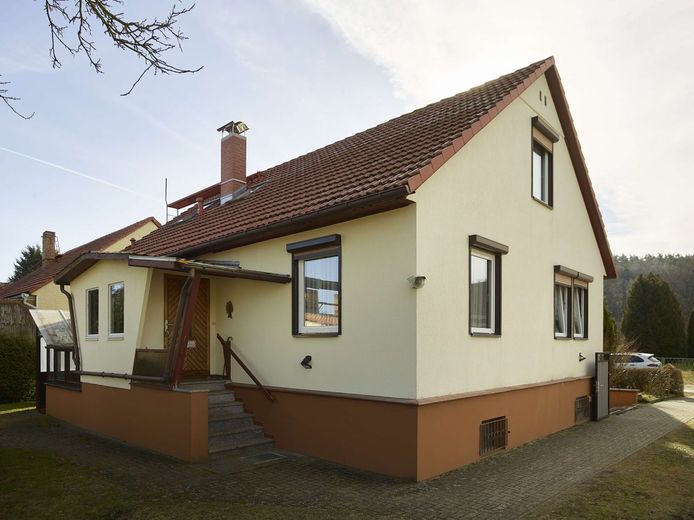 Haus mit 5 Zimmern, Wintergarten und vieles mehr – Haus Eingangsseite