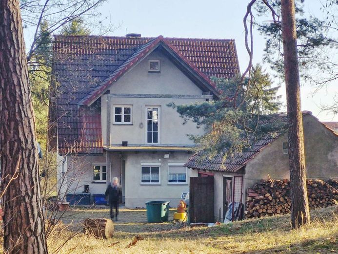 Wohnen im eigenen 1,8‑Hektar‑Wald – Hausansicht mit Baumbestand_Norden