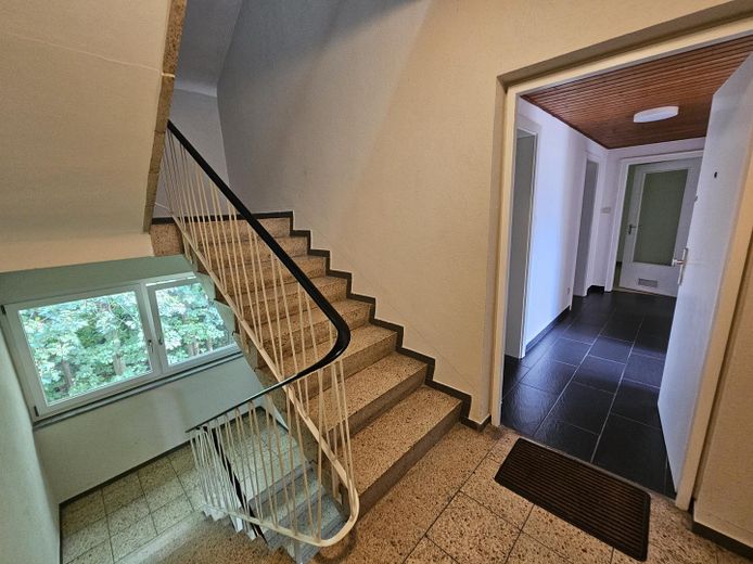 Kapitalanlage mit hoher Rendite: Helle sanierte Wohnung mit Balkon – Treppenhaus
