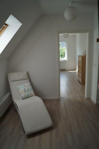 Großzügiges, helles Haus in ruhiger Wohnstraße (30km-Zone) in Pinneberg-Waldenau. – Flur-OG