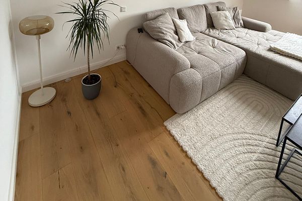 Klimatisierte & helle DG-Wohnung in kernsaniertem Altbau sucht Nachmieter