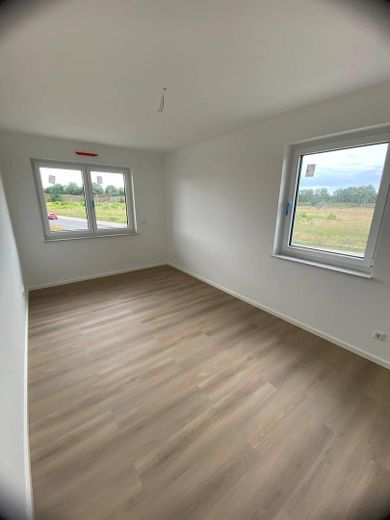 Casa adosada de nueva construcción (5 hab.) con jardín y plaza de aparcamiento – solo queda 1 disponible | cerca de Berlín/Potsdam – Kind I