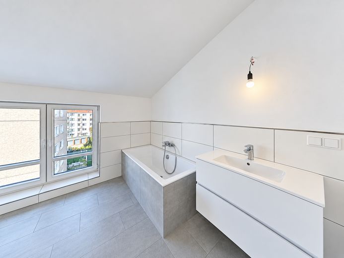 Appartamento molto luminoso, dalla disposizione moderna, con balcone (un tocco di Skywalk), garage incluso – Bad 