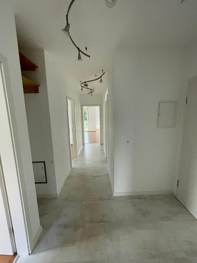 Moderne 3-Zi.-EG-Wohnung mit Blick übers Tal in Heppenheim-Kirschhausen – Wohnungsflur