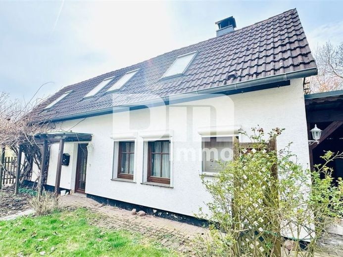 (R)eserviert! Einfamilienhaus am Ortsrand mit großem Grundstück, Carport – Foto 1