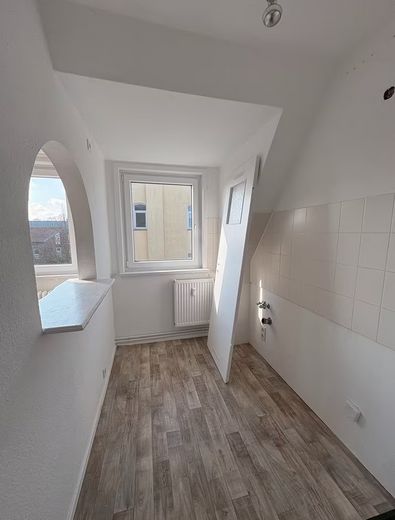 Bremerhaven-Lehe'de aydınlık 3 odalı çatı katı dairesi – Küche