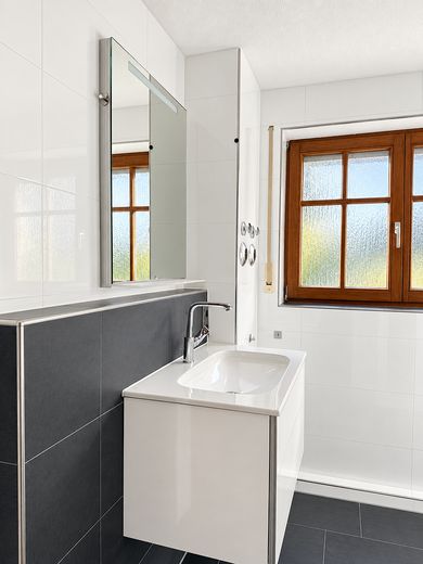 Wohnen auf zwei Ebenen – Maisonette mit hochwertiger Ausstattung und 3 Stellplätzen – Badezimmer