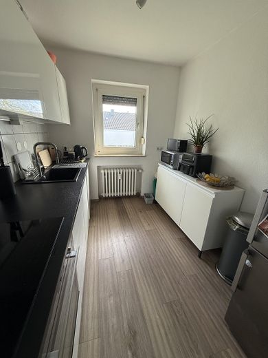 -RESERVIERT- Zentral gelegene 3-Zimmer-Wohnung mit Balkon in Brühl – Küche mit EBK