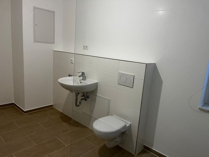180 m² sanierte Altbauwohnung – Bad 1 mit Dusche
