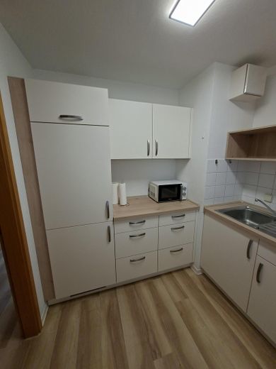 ¡Encantador apartamento pequeño en vivienda tutelada: sin comisión y listo para ocupar! – Küche
