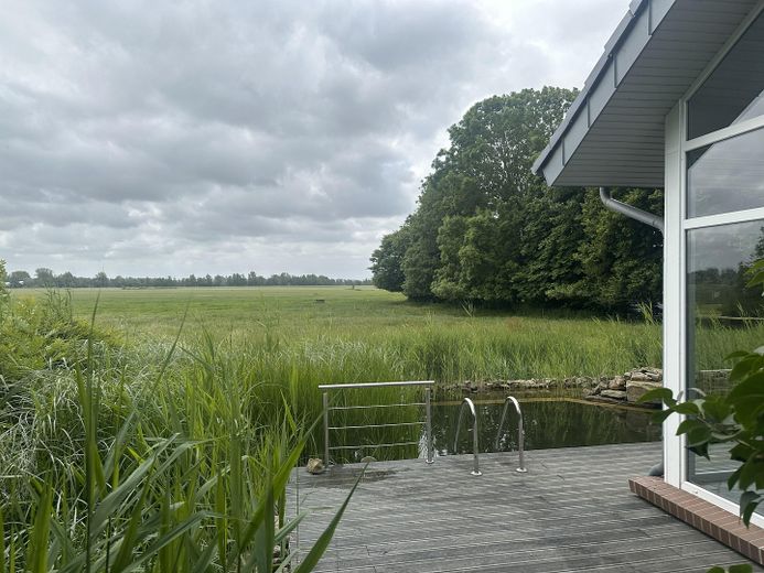 Großzügiges Architektenhaus (317m2) mit Schwimmteich, Feldrandlage u. Wellnessbereich – Badeeinstieg