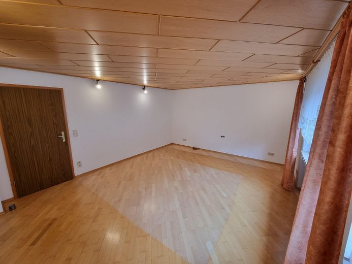 Großzügiges Einfamilienhaus mit 4 Garagen – Provisionsfrei – Ideal für große Familien – EG Wohnzimmer