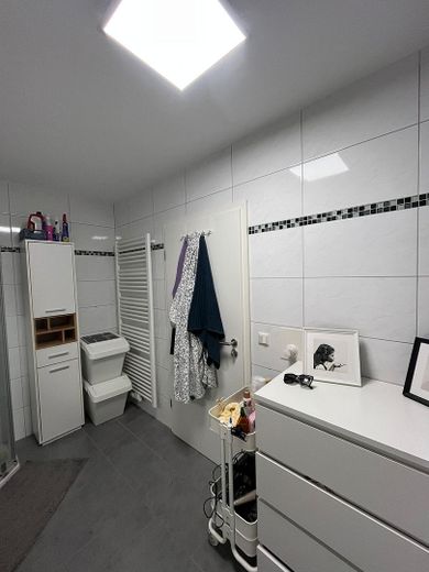 Jasne, przestronne, nowoczesne mieszkanie 3-pokojowe w centrum Würzbrg – Badewannen-/Duschbad