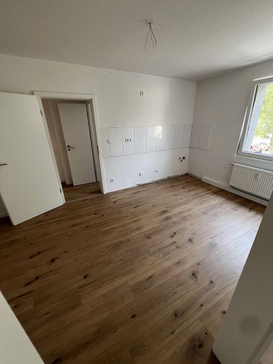 Frisch renovierte/sanierte, helle 2-Zimmerwohnung m. Wohnküche + Tageslicht-Duschbad – Wohnküche Esszimmer