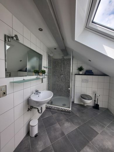 Badezimmer mit Dusche