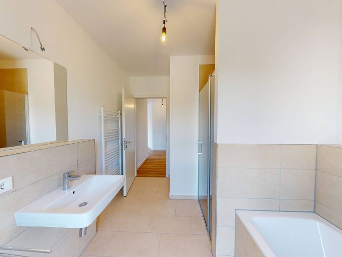 OFERTA DESTACADA: ¡Piso de ensueño de 3 habitaciones con BALCÓN y moderna COCINA AMUEBLADA en el BERGQUARTIER de Magdeburgo! – Ansicht III: Bad