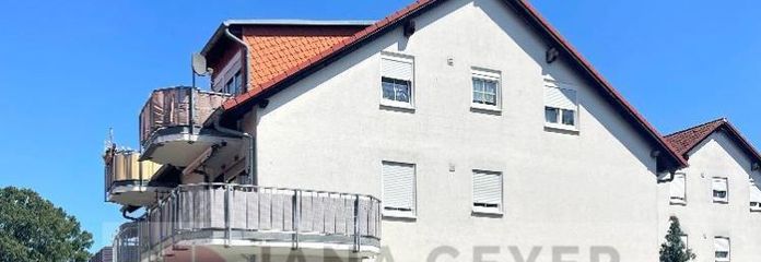 À PROXIMITÉ DE KROSTITZ * COMPLEXE RÉSIDENTIEL CALME À MOCHERWITZ * APPARTEMENT avec 2 PIÈCES À VIVRE et GRAND BALCON * PLACE DE PARKING EN SOUS-SOL