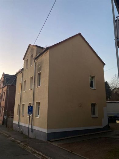 Gemütliche DG 2-Zimmer mit Einbauküche, Laminat, Wannenbad und Balkon in guter Lage! – PHOTO-2021-11-12-10-05-51
