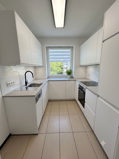 Renovierte 2 Zimmer Wohnung mit neuer Einbauküche inkl. ab August – Foto 1
