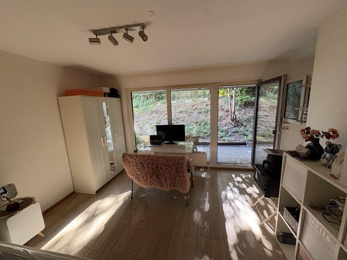 Bright 1-room apartment with terrace at Ulmer Safranberg commission-free – Wohn-Schlafzimmer