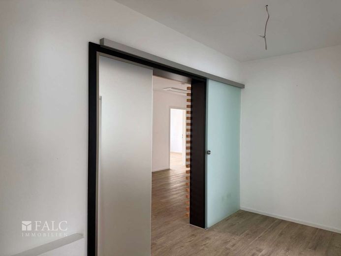 Klimaanlage + Komfort auf 149 m² im 1. OG , 5 Zimmer, Doppelcarport, HG nur 430,- – Zurück in die Wohnräume