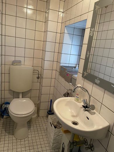 Schöne Praxisräume/ Gewerbe- Ladenfläche auch als Teilwohnen nutzbar - 4 Räume – WC-Anlage