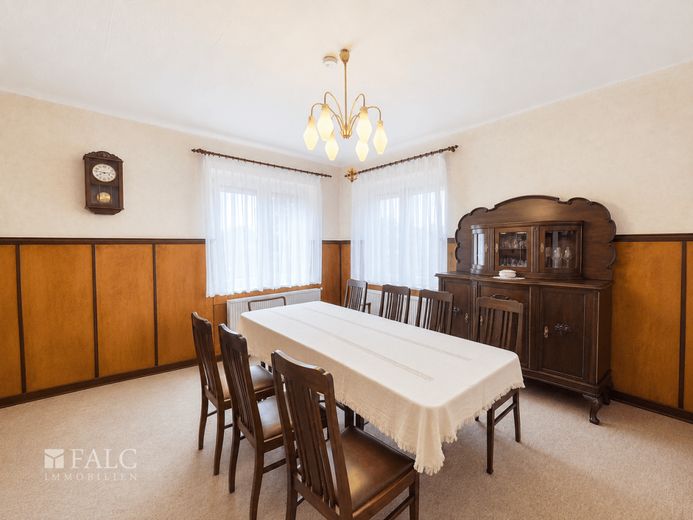 Großzügiges Anwesen mit historischem Wohnhaus und viel Potenzial - FALC Immobilien – Wohnzimmer 1 EG