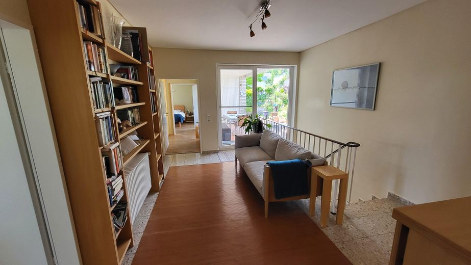 Maison d’architecte située sur un versant calme avec espace séparé pour bureau/cabinet (appartement indépendant) – Flur / Treppe zum Büro/Keller