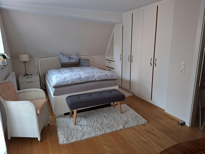 Appartement ancien en duplex élégant et exclusif dans la vieille ville, avec ascenseur et balcon – Schlafzimmer