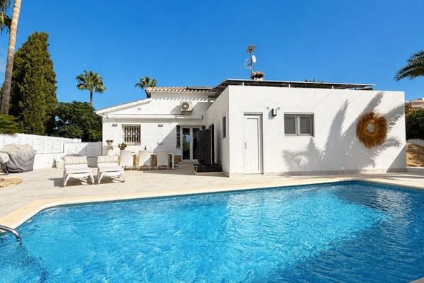 Modernisierte Villa mit Meerblick, 2 Schlafzimmern und Privatpool