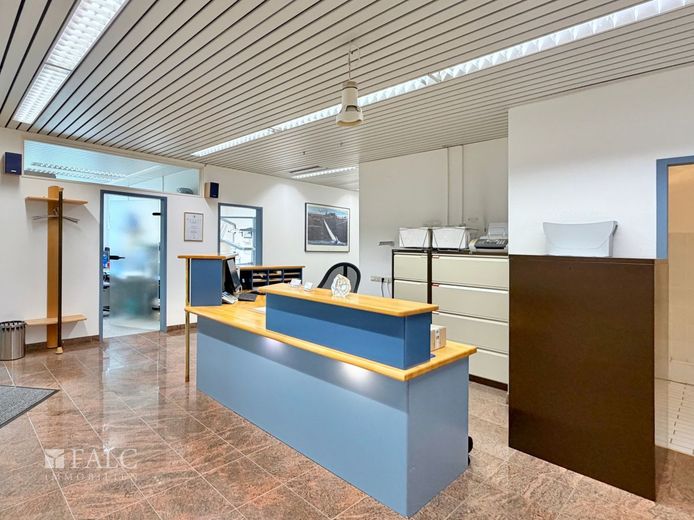 Vielseitig nutzbare Gewerbefläche in Wermelskirchen! Ideal als Praxis oder Büro! – Empfangsbereich