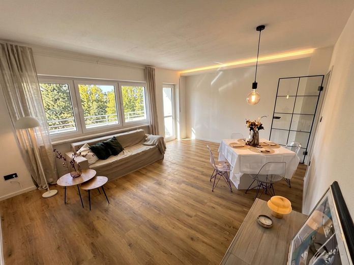 ERSTBEZUG - Vollständig sanierte 3-Zimmer-Wohnung mit Loggia und ca. 4 % Mietrendite in Nbg-Zabo – Wohnzimmer