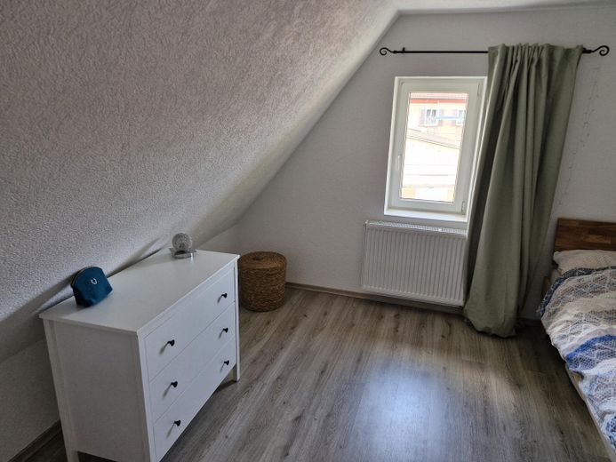 2,5 Zi. DG-Wohnung (auch als WG geeignet) – Zimmer rechts