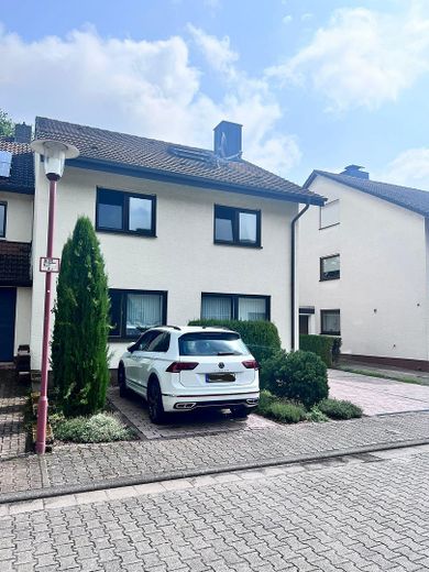 CHARMANTE DOPPELHAUSHÄLFTE IN BEGEHRTER LAGE DER HARDWALDTSIEDLUNG OFTERSHEIM – Aussen_vorne