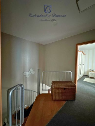 Attraktiv vermietete 3-ZKB Maisonette: Terrasse, Stellplatz, saniert mit neuem Dach und Fenstern – Diele 2.OG
