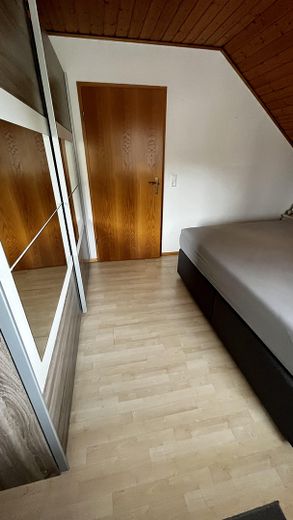 Lichtdurchflutete 3,5-Zimmer-Dachgeschosswohnung mit Balkon, Wärmepumpe und PV-Anlage – Schlafzimmer