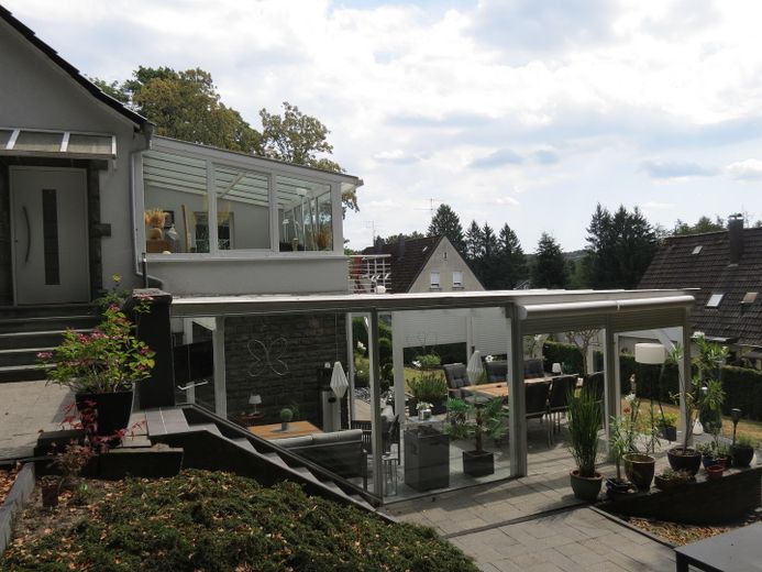 Exklusives Wohnen in allerbester Wohnlage – Eingang mit Terrasse