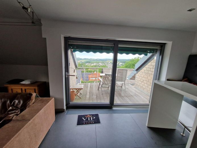 Offenes Wohnzimmer mit Balkon